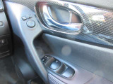 全席パワーウィンドウとなっています。運転席はオートになっているのでワンタッチ開閉することが出来ます。