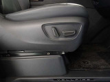 パワーシート搭載。微妙な調整が手軽にでき、ピッタリのポジションで運転することが可能です。
