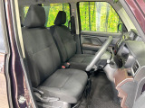運転席まわりには十分なスペースがあり、大柄な方でもゆったり運転していただける環境です。