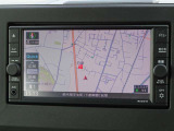 【ナビ】メモリーナビ(MJ121D-W)付きです。目的地を設定すれば初めての場所でも簡単に行くことができます。もちろん音楽だって聴けちゃいます♪