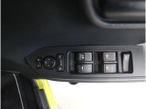 運転席には、ドアミラーの開閉および角度調整、集中ドアロック機能、さらには全ウィンドーの開閉操作を可能にするスイッチが一つに集約。運転中でもスムーズかつ効率的に操作でき、安全性と快適性に役立っています