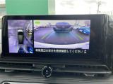 【アラウンドビューモニター】まるでクルマを真上から見下ろしたかのような視点で駐車をサポートします!クルマの斜め後ろや真横など、前後左右の4つのカメラの映像が合成されて、モニターに映し出されます。