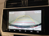 車庫入れなど後進運転時に死角をモニターで確認ができて安全です♪ ステアリング操作の参考になるガイド線も表示しますので車庫入れがニガテな方も安心ですネ!