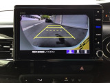 【バックカメラ】運転が苦手な方も車庫入れラクラクです!ギアをリバースに入れれば自動的に切り換わりますので、面倒な操作は不要です♪狭い駐車場もお車を傷つけず安心ですね!