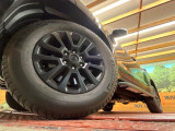 【18インチアルミホイール】外観にマッチしたアルミホイールを装着しております。各種アルミホイールや、スタッドレスタイヤも取扱いしております。是非ご相談ください♪