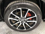 【純正アルミホイール】です!車両デザインに合わせてホイールをデザインしているため、見た目にもカッコイイアルミホイール♪洗車もラクチンで錆びません。
