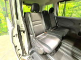 後部座席も気になるようなキズ・汚れやへたり等、大きなダメージはなく、良好な状態です。