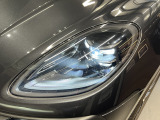 LEDヘッドライト/ポルシェダイナミックライトシステム(PDLS)【ハンドル操作に合わせてLEDヘッドライトの照射方向が稼働しナイトドライブをアシストします】