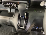 自然に手が届き、操作性の良いインパネシフトに、パーキングブレーキは、フットブレーキタイプなので、運転席と助手席の間はすっきりしています。