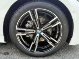 【BMWアロイホイル】軽量かつ強度に拘ったアロイホイル。走行性能ポテンシャルを引き出す設計。車の足元を引き締めてくれる大きなポイントはアロイホイルです。