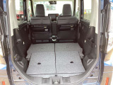 後席シートは左右分割で倒れるからこんなに広くなります!大きなお買い物も気にせずできますね!