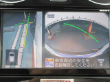 ナビ画面にアラウンドビュ-モニタ-の映像を映し出しています。  狭い場所での車庫入れをサポ-トしてくれる便利アイテムです。