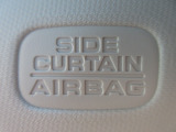 サイドカーテンエアバックシステムは、側面衝突時に大人から子供までさまざまな体格の乗員の頭部や頚部を広範囲で保護。特にセンターピラーへの頭部衝突を防ぐ展開性能を実現しています。