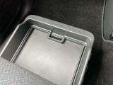 助手席にはアンダートレイも備えちょっとした収納に便利です。