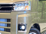 【LEDヘッドライト】悪天候や夜間走行時も良好な視界を確保し安心して運転できる高輝度LEDヘッドライトを装備!点灯速度が早く、消費電力も抑えられています。