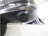 ■助手席側ドアミラーにはサイドビューカメラを装備。ドライバーの死角となりやすい車体左下側がきちんと確認できるので、幅寄せや狭い道でのすれ違いなどに効果を発揮します。