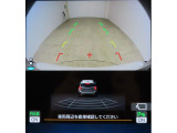 ■リヤビューカメラの映像です。ステアリング連動ガイドラインが、後退時の予想進路を表示し、運転のサポートを致します。
