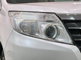 LEDヘッドライトは、点灯の瞬間から最大光量を発揮し、突然暗くなるトンネルなどでの安定感を高めます。