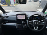 運転席からの視界が広く、隅々まではっきり見渡せます☆小物入れも多くスッキリした運転席廻り