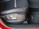 運転席は10Wayの電動シート仕様です。ドライバーの体格に合わせたドライビングポジションの設定が可能です。また、良く使う位置を登録しておける便利なメモリー機能も付いています★☆★☆
