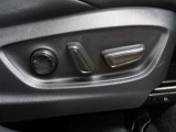 運転席はパワーシートなのでお好みのドライビングポジションに調整可能です♪