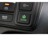 エンジンやエアコンといったクルマ全体の動きを燃費優先で自動制御するECONモード。空調など快適性を優先したいときはスイッチを押してOFFにできます。