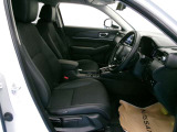 運転席の足元も広く余裕がありますシートリフター付きで小柄な方でも高さ調整が可能です