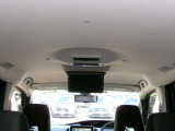 後席モニターもついています!!小さなお子様がいらっしゃるご家庭ではあると助かりますよね〜^^ロングドライブでも退屈させません!!