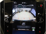 後方の映像を車内の11.6インチディスプレイに表示。 ステアリング操作に連動して動くガイドラインが、駐車や車庫入れをよりスムーズにサポート。狭いスペースでも安心して操作できる頼れる機能です。
