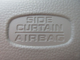 サイドカーテンエアバックシステムは、側面衝突時に大人から子供までさまざまな体格の乗員の頭部や頚部を広範囲で保護。特にセンターピラーへの頭部衝突を防ぐ展開性能を実現しています。