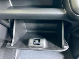 大型のグローブボックスは車検証など大きな物もすっぽりと収まるサイズとなっております。