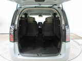 3列目シートは左右別々で収納可能です。ラゲッジスペースも広々でお仕事から行楽までアクティブに動かれるお客様の強い味方です!