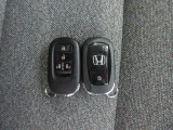スマートキー付!キーを取り出さなくてもドアロックの施錠・開錠、エンジンの始動が出来ます!雨の日や荷物の多い日にとても便利ですね♪