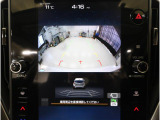 後方の映像を車内の11.6インチディスプレイに表示。 ステアリング操作に連動して動くガイドラインが、駐車や車庫入れをよりスムーズにサポート。狭いスペースでも安心して操作できる頼れる機能です。
