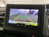 リバースギアに入れるだけで後方の表示へ切り替わります。夜間や雨の日の駐車も楽になりますよ。
