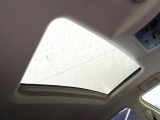 【サンルーフ】開放感たっぷりの希少装備、サンルーフが装着されています!車内に明かりを取り入れたり景色を楽しむ以外にも、車内の空気も簡単に換気できて快適です!