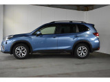 スバルの4WD(AWD)は直進安定性に優れ、日常走行から高速走行まで、さまざまなシーンで安心感に満ちた走りが愉しめます。それは悪路や泥道など左右のタイヤの路面状況が異なるシーンでも変わりません。