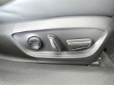 運転席のシート調整を電動で調整できます。無段階調整なので、どなたにもピッタリの調整が可能です。