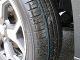 未使用車ならではの溝たっぷりタイヤで、走りも安心。Brand-new tires with deep treads for a safe journey.