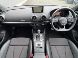 インテリアはオリジナル仕様で通常はブラックを基調とした内装になっております。飽きの来ないドイツ車らしい内装です。