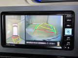 パノラミックビューモニター付きです。車両を上から見たような映像をナビゲーション画面に表示。運転席からの目視だけでは見にくい、車両周辺の状況をリアルタイムでしっかり確認できます。