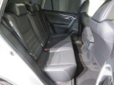 【後部座席】も当然、綺麗・清潔に仕上げております。内装の綺麗なお車は気持ちが良いですし、コンディションのいい車が多いです。これもオススメの1台です。