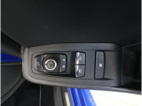 ■運転席ドアの操作しやすい位置にミラー操縦スイッチがついておりますので、ストレスなく自分のフィットする位置にセッティング頂けます。