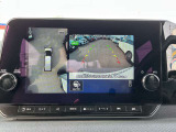 【アラウンドビューモニター】周囲を見渡せる映像で、スムースな駐車をサポートします