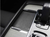 対応機種のスマートフォンを、トンネルコンソールの下のラバープレートに置いておくだけで充電可能。センターディスプレイの機能ビューを使用して、充電プレートのオンとオフを切り替えることができます。