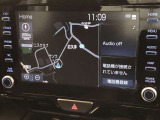 ディスプレイオーディオ装着車。ディスプレイとスマホを連携で、様々なアプリを使用できます。マップのアプリを繋げて、ナビゲーションとして使用できます。