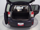 【ラゲッジスペース】リヤゲートが大きく開き、荷物の積み降ろしがスムーズです。リヤシートを倒せばさらに広い空間になり、大きな買い物やレジャーにも活躍します。
