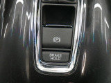 【電子制御パーキングブレーキ】スイッチ操作でパーキングブレーキをオン/オフ。発進時、運転席のシートベルトが着用されている時アクセルを踏めば自動的に解除されます。