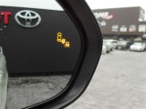 隣車線を走る車両をレーダーで検知し、ドアミラーでは確認しにくい後側方エリアに存在する車両に加え、急接近してくる車両も検知します。車両を検知するとドアミラーに搭載されたLEDインジケーターが点灯します。