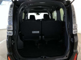 バックドアを上げた状態です。シートのアレンジ次第で荷室のスペースが変わります!用途に合わせて快適な室内を?